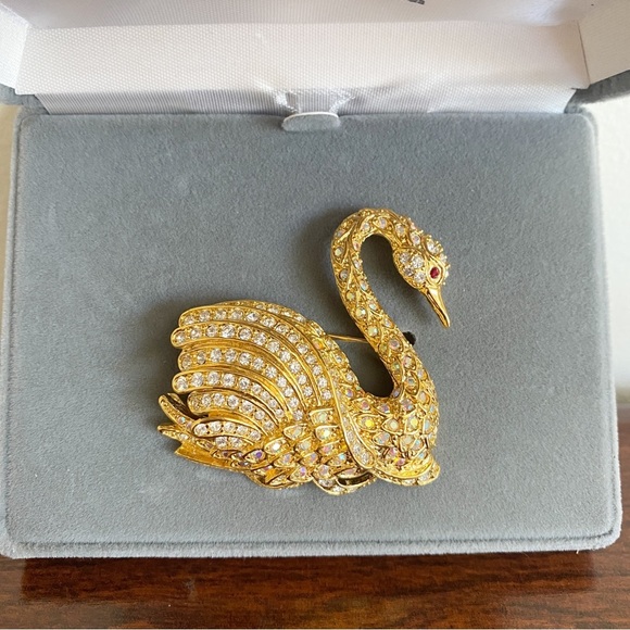 Nolan Miller Glamour Vintage Rhinestone Crystal Gold Tone Swan Bird Brooch - Picture 4 of 13